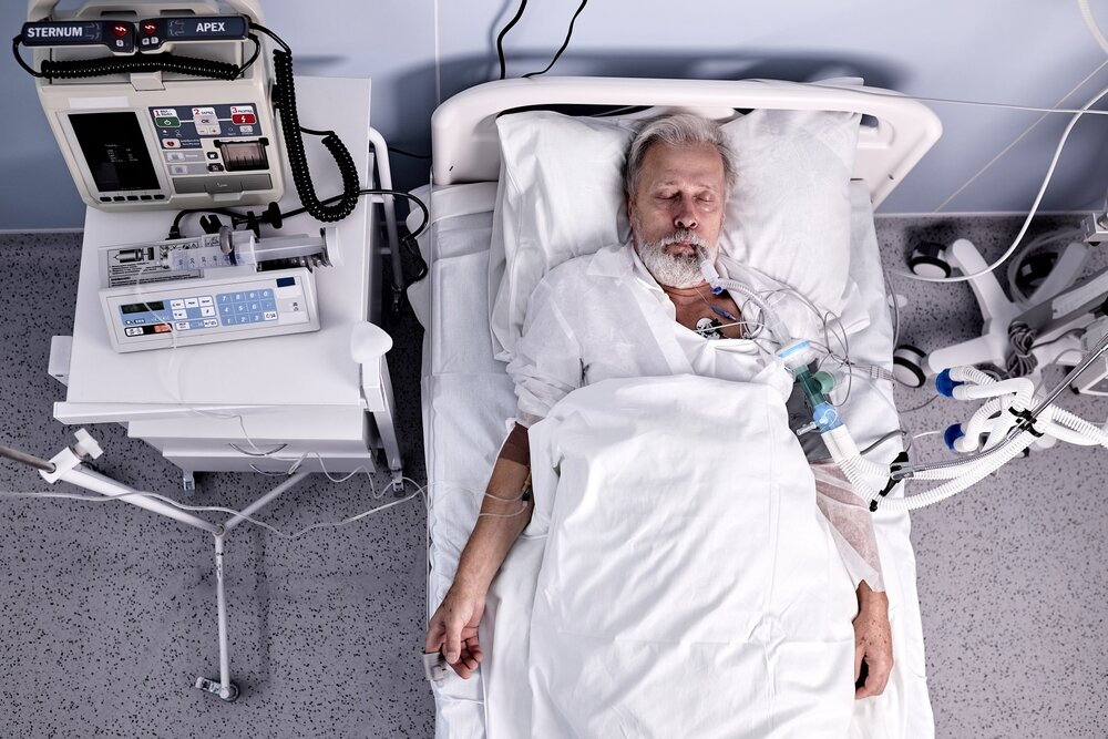 Les soins transatlantiques. Infirmière tenant un clipboard prenant des notes d'un patient âgé.Patient âgé malade se repose sur le lit, homme qui dort